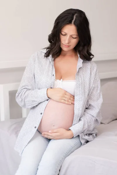 Mère Être Sur Chambre Coucher Jolie Femme Avec Gros Ventre — Photo