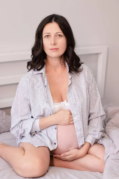 Charmante Femme Enceinte Chemise Sur Lit Grossesse Heureuse — Photo