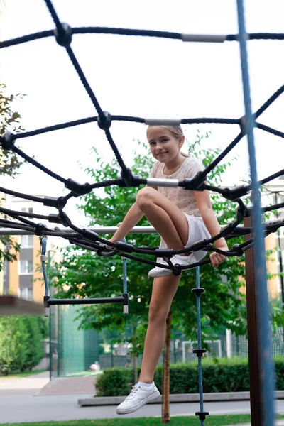 Adorable Niña Moderno Parque Infantil Aire Libre Divertirse —  Fotos de Stock