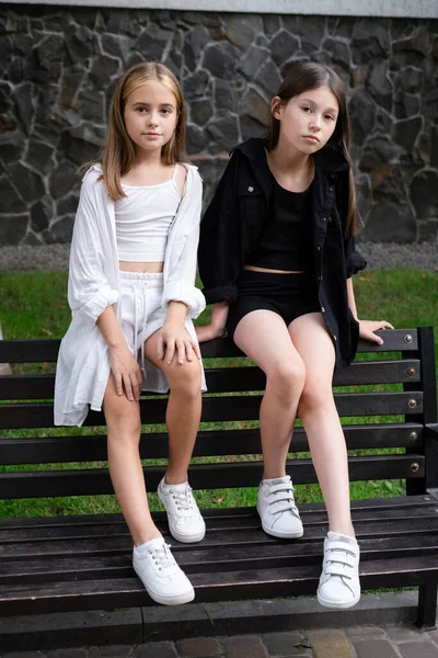 Sisterhood Two Sisters Friends Spending Time Outdoors Sunny Summer Day —  Fotos de Stock