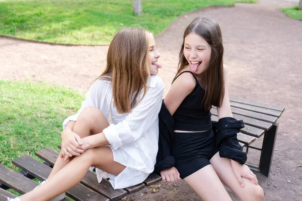 Broederlijke Tweeling Zussen Blonde Brunette Tienermeisjes Modieuze Zwart Wit Kleding — Stockfoto