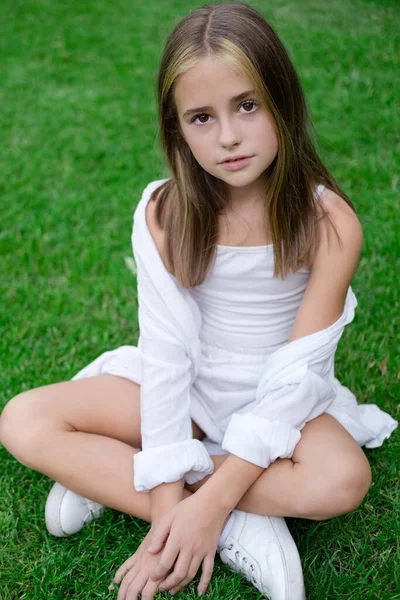 Muito Tween Menina Roupas Brancas Sentado Grama Verde Fora Parque — Fotografia de Stock