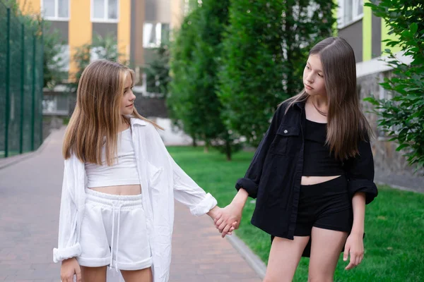 Sisterhood Two Sisters Friends Spending Time Outdoors Sunny Summer Day —  Fotos de Stock