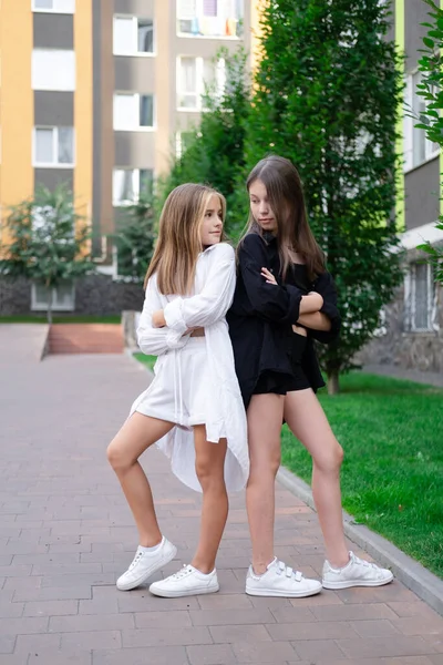 Brödraskapet Tvillingar Systrar Blonda Och Brunett Tonåring Flickor Fashionabla Svartvita — Stockfoto