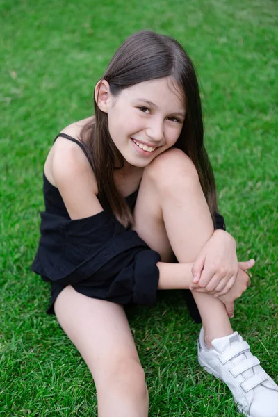 Retrato Adorable Chica Morena Adolescente Ropa Negra Afuera Encantador Niño —  Fotos de Stock