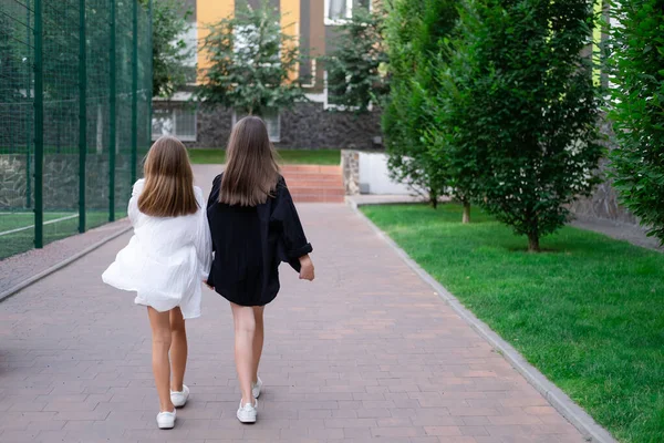 Hermanas Gemelas Fraternales Chicas Adolescentes Rubias Morenas Ropa Blanca Negra —  Fotos de Stock