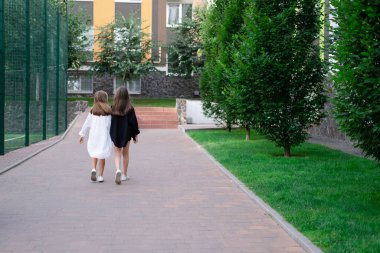 Kardeşlik. İki kız kardeş ya da arkadaş güneşli bir yaz gününde dışarıda vakit geçiriyorlar. Kardeş, kardeş, kız arkadaş. Milenyum gençliği.