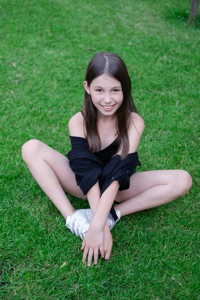 Retrato Menina Morena Adolescente Adorável Roupas Pretas Fora Encantadora Criança — Fotografia de Stock