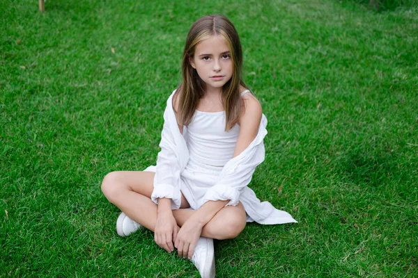 Pretty Tween Girl White Clothes Sitting Green Grass Park Sunny —  Fotos de Stock