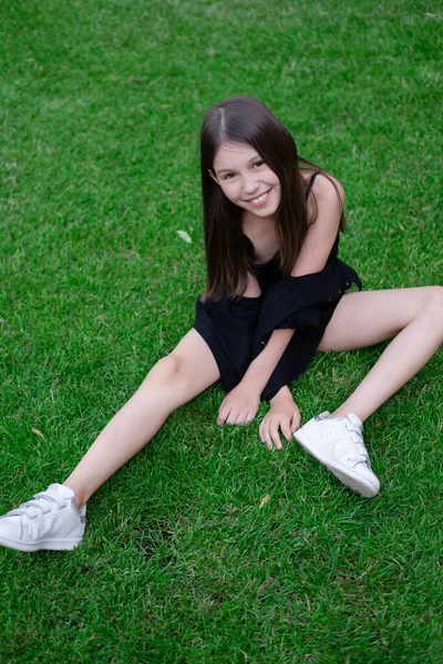 Portræt Yndig Teenager Brunette Pige Sort Tøj Udenfor Charmerende Ukrainske - Stock-foto