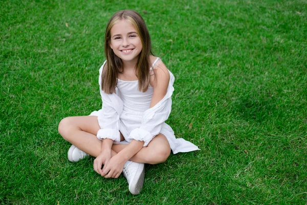 Bastante Chica Adolescente Ropa Blanca Sentado Hierba Verde Fuera Parque —  Fotos de Stock