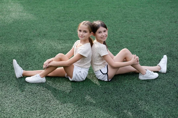 Aire Libre Primer Plano Retrato Dos Niños Adorables Comparten Amor —  Fotos de Stock