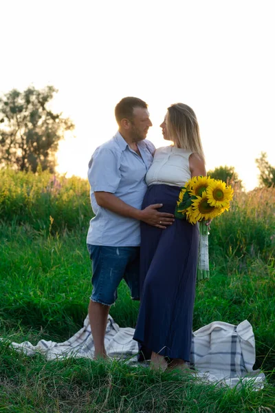 Parents Happy Couple Husband Pregnant Wife Enjoying Nature Dreams Come — стоковое фото