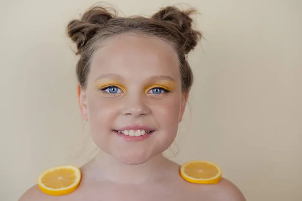 Niña Preadolescente Con Limón Sobre Fondo Amarillo Niño Con Fruta —  Fotos de Stock