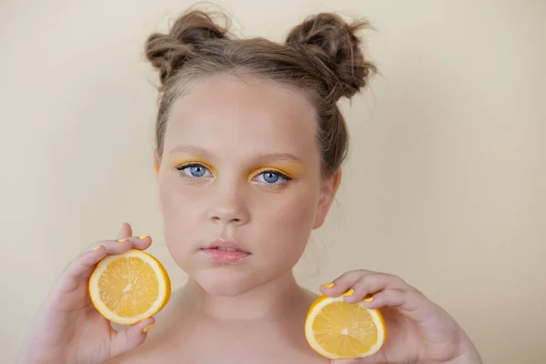 Niña Preadolescente Con Limón Sobre Fondo Amarillo Niño Con Fruta — Foto de Stock