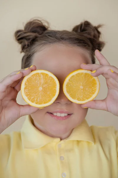 Charming Tween Girl Slices Ripe Lemon Yellow Background Juicy Fruit — Stock Photo, Image