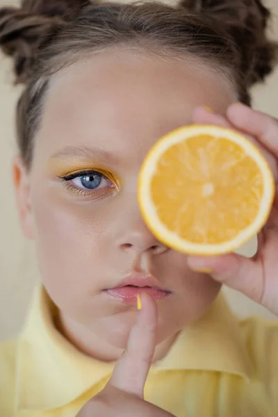 Charming Tween Girl Slices Ripe Lemon Yellow Background Juicy Fruit — Stock Photo, Image