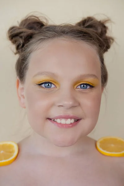 Sweet Cute Girl School Age Holding Ripe Fresh Lemon Yellow — Foto de Stock