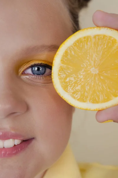 Charming Tween Girl Slices Ripe Lemon Yellow Background Juicy Fruit — Stock Photo, Image