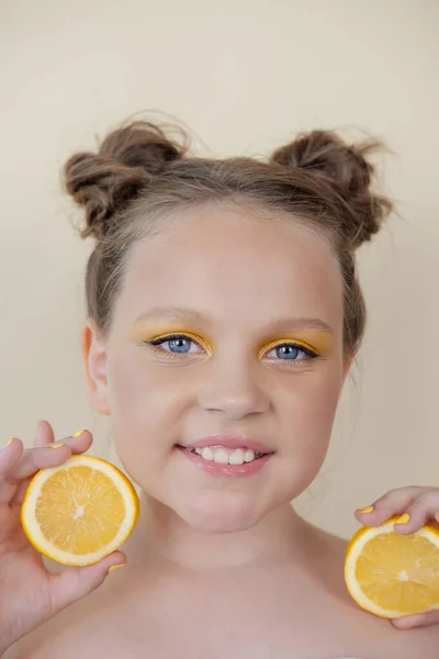 未成年少女 有黄色背景的柠檬 有水果的儿童 — 图库照片