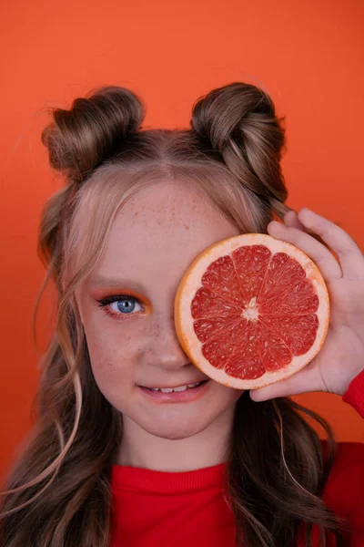 Νεαρή Κοπέλα Φέτα Γκρέιπφρουτ Πορτοκαλί Φόντο — Φωτογραφία Αρχείου