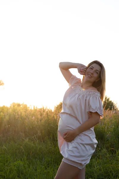 Tender Pregnancy Portrait Sunset Expecting Mother Pink Dress Beautiful Tender — Photo