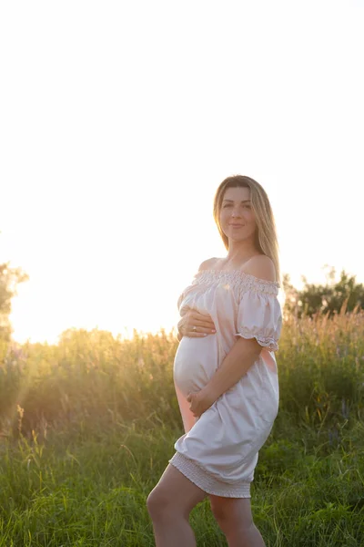 Tender Pregnancy Portrait Sunset Expecting Mother Pink Dress Beautiful Tender — Photo