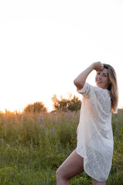 Moeder Wording Zwangerschapsportret Mooie Brunette Zwangere Vrouw Verwacht Kind Gelukkige — Stockfoto