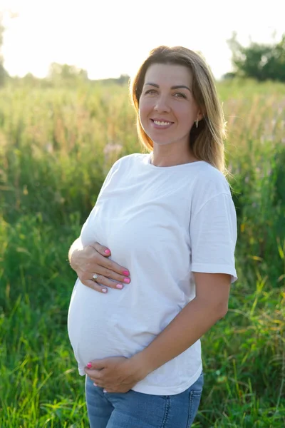 Outdoor Pregnancy Portrait Beautiful Young Pregnant Female Anticipate Child Enjoy — Stockfoto
