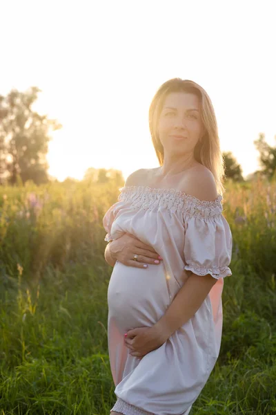 Tender Pregnancy Portrait Sunset Expecting Mother Pink Dress Beautiful Tender — Photo