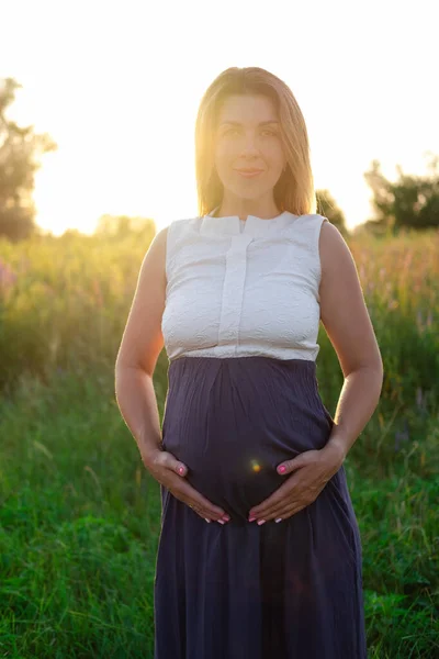 Szczęśliwej Ciąży Macierzyństwa Portret Ciężarnej Młodej Białej Kobiety Niebieskiej Sukience — Zdjęcie stockowe