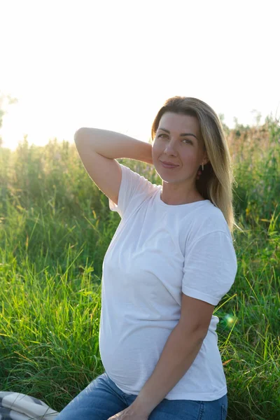 Cute Pregnancy Portrait Happy Mother Big Belly White Shirt Jeans — Photo