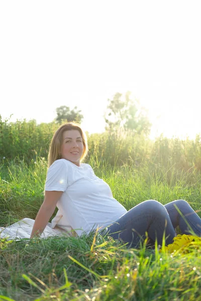 Outdoor Pregnancy Portrait Beautiful Young Pregnant Female Anticipate Child Enjoy — Photo