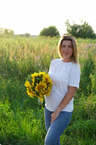 Pregnant Summer Happy Pregnant Young Woman Boquet Sunflowers Enjoying Nature — Stok fotoğraf