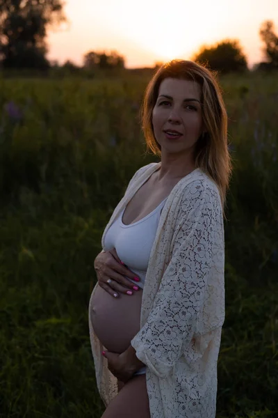 Outdoor Pregnancy Portrait Beautiful Young Pregnant Female Anticipate Child Enjoy — Stockfoto