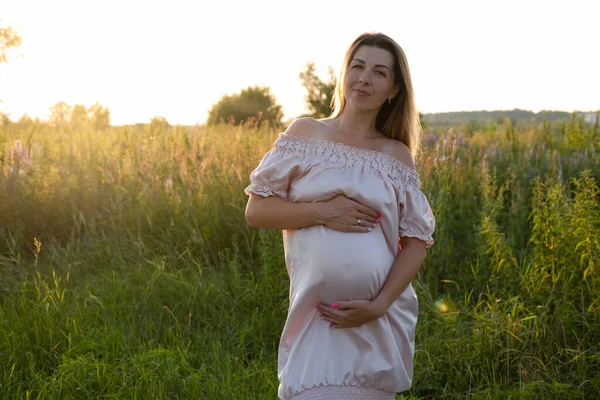 Delikatny Portret Ciążowy Zachodzie Słońca Oczekując Matka Będzie Zewnątrz Różowej — Zdjęcie stockowe