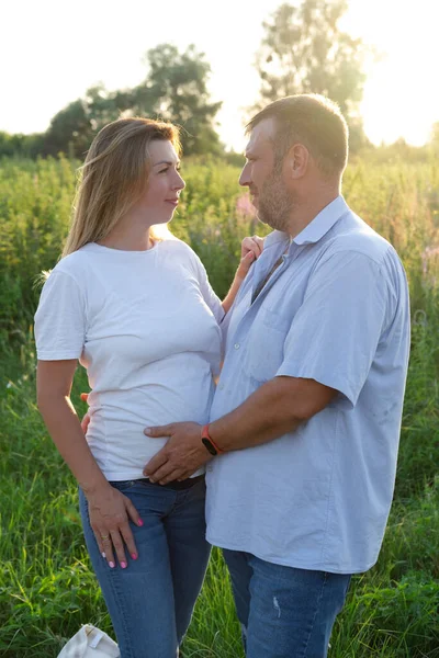 Parents Happy Couple Husband Pregnant Wife Enjoying Nature Dreams Come — стоковое фото