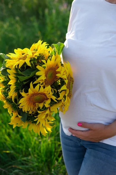 Enceinte Été Heureux Enceinte Jeune Femme Avec Boquet Tournesols Extérieur — Photo