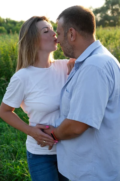 Retrato Família Livre Bela Jovem Grávida Seu Marido Mãos Barriga — Fotografia de Stock