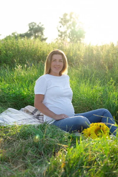 Cute Pregnancy Portrait Happy Mother Big Belly White Shirt Jeans — Photo