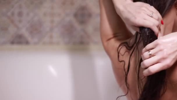 Wanita Berambut Cokelat Muda Mencuci Rambut Panjangnya Bawah Shower Berdiri — Stok Video