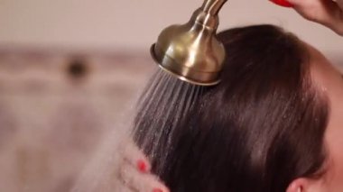 Genç esmer kadının banyoda duş alışının arkası. Sabahları sağlıklı uzun saçlar yıkıyorum. Günlük rutin yaşam tarzı fotoğrafı.