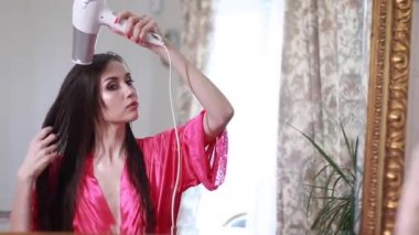 Güzel, muhteşem esmer kadın saçlarıyla ilgileniyor. Kuru, parlak saçlar. Günaydın güzellik rutini.