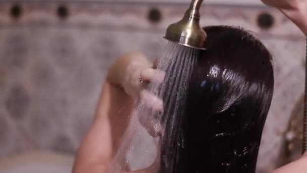 Vue Arrière Jeune Femme Brune Prenant Une Douche Dans Salle — Video