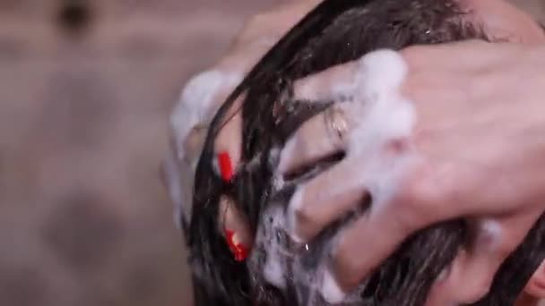 Esmer Kadının Duş Alışını Uzun Saçlarını Şampuan Köpüğüyle Yıkamasını — Stok video