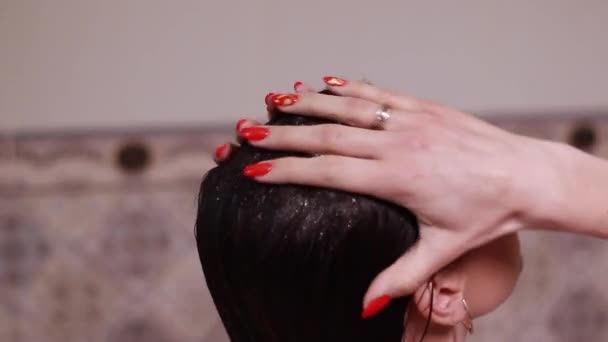 Вид Брюнетку Принимающую Душ Вымывающую Длинные Волосы Шампунем — стоковое видео