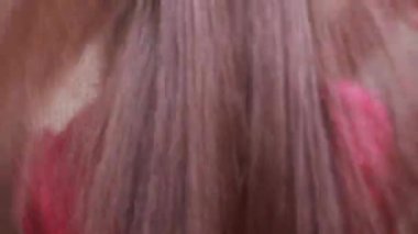 Mükemmel kahverengi saçlara yakın çekim. Tanımlanamayan esmer bir kadının uzun, parlak saçları. profesyonel saç bakımı.