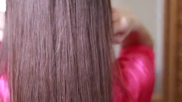 Закрыть Идеальные Каштановые Волосы Здоровые Блестящие Длинные Блестящие Волосы Неузнаваемой — стоковое видео
