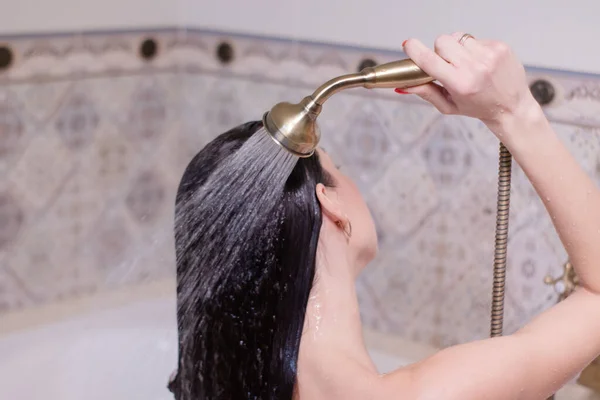 머리의 여자가 샤워실 밑에서 머리를 카메라 속에서 현대식 베이지 욕실에서 — 스톡 사진