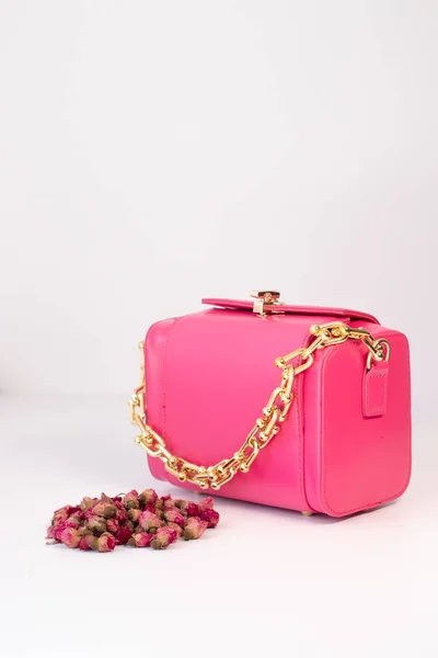 Модное Фото Розовая Сумочка Окружении Маленьких Цветов Рядом Изолированы Белом — стоковое фото